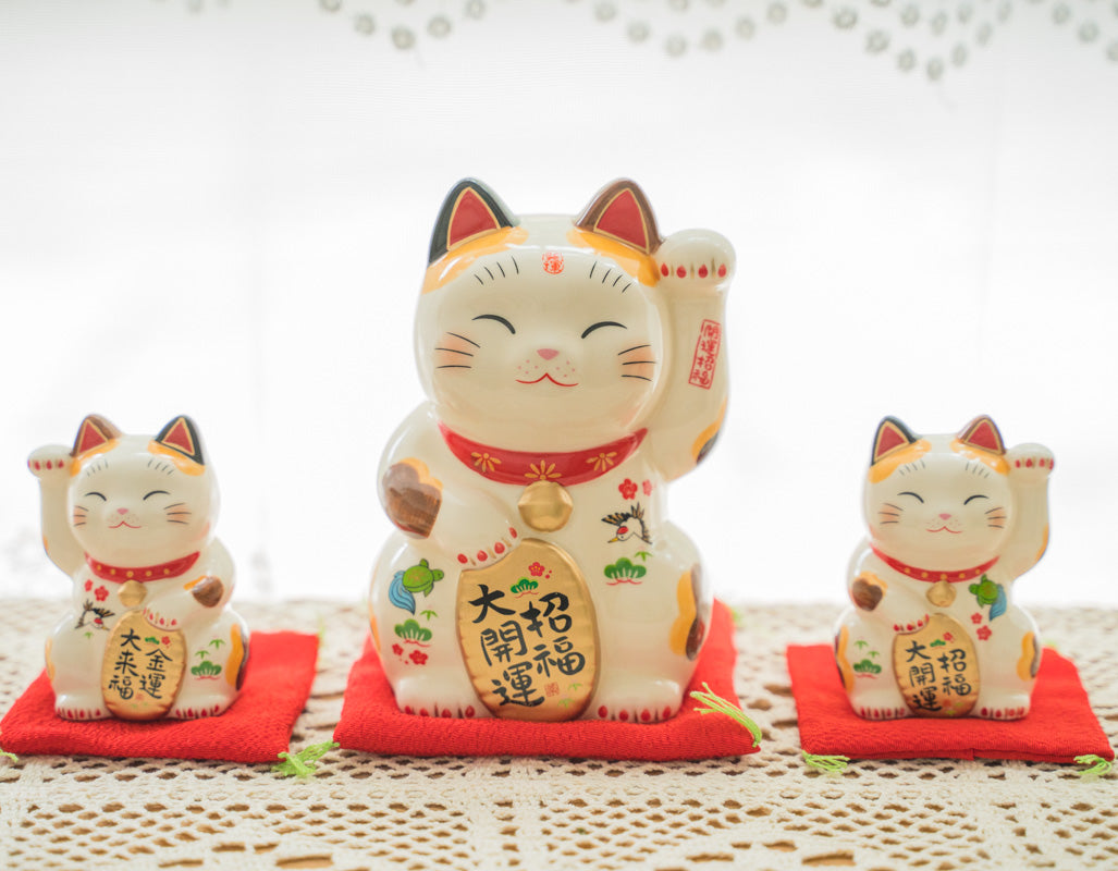 Maneki Neko Lucky Cat Figurine