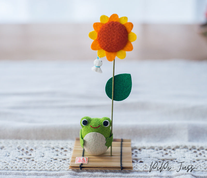 Cute Handmade Kitten Rabbit Owl Frog Figurine Holding A Leaf Umbrella