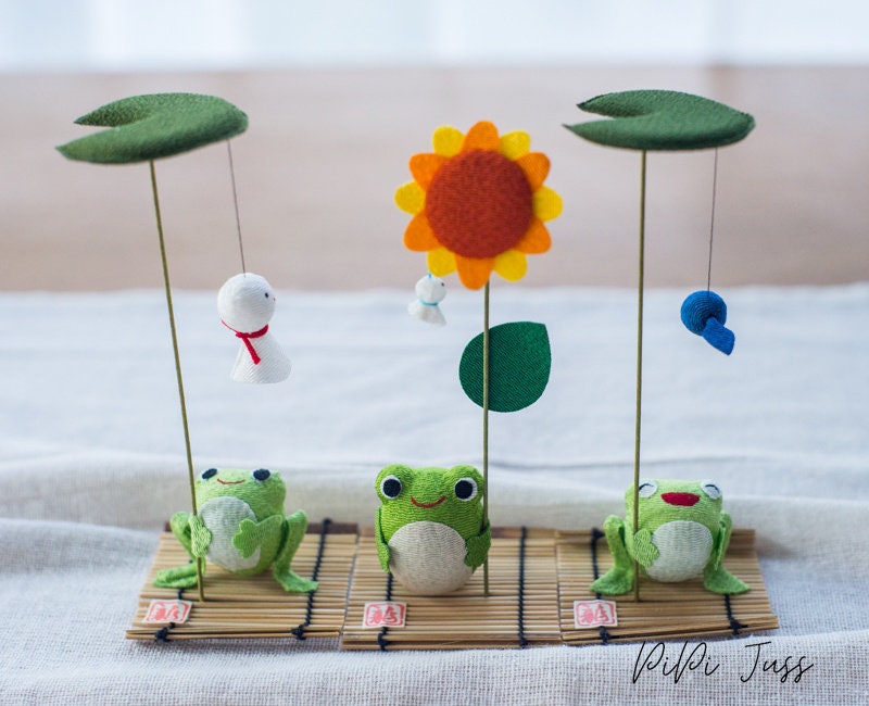 Cute Handmade Kitten Rabbit Owl Frog Figurine Holding A Leaf Umbrella