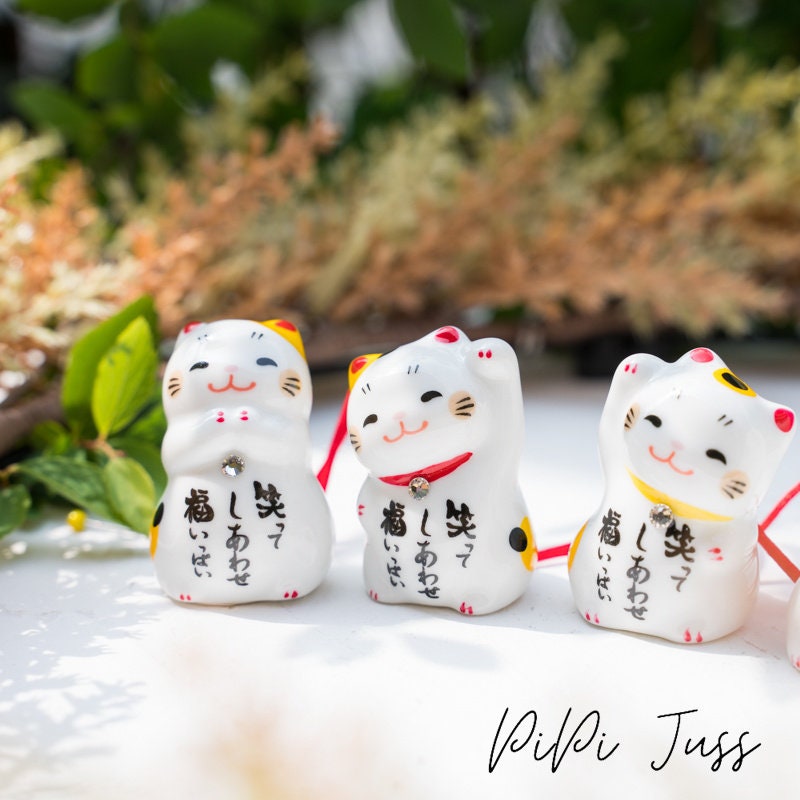 Cute Lucky Kitten Figurine With Prayers